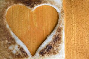 geroosterd brood in de vorm van hart foto