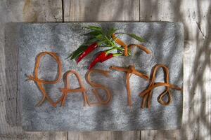 pasta op een steen voor reclame foto