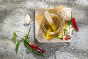 olijfolie, knoflook en chili foto