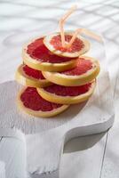 plakjes van rood grapefruit foto