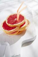 plakjes van rood grapefruit foto
