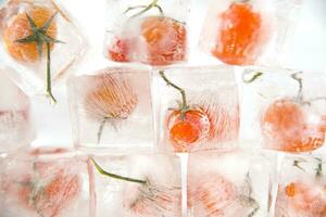 een bundel van tomaten zijn zittend in ijs kubussen foto