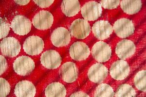 een rood en wit polka punt patroon Aan een houten oppervlakte foto