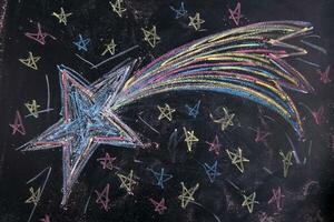 een krijt tekening van een ster Aan een schoolbord foto