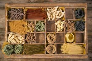 een doos gevulde met verschillend types van pasta foto