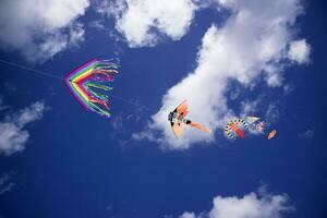 kleurrijk vlieger in de lucht foto