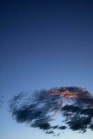 klein wolk Bij zonsondergang foto