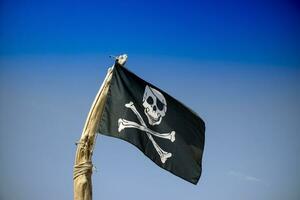 naar hijsen de vlag van de piraten foto