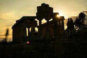 de oude ruïnes van paestum foto