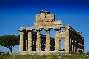 de oude ruïnes van paestum foto