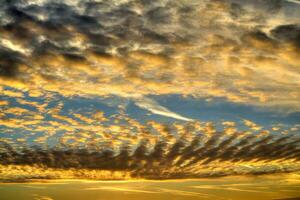 de wolken Bij dageraad foto