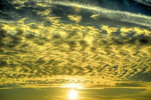 de wolken Bij dageraad foto