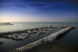 klein haven Bij zee foto