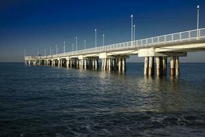 visie van de pier van jachthaven di massa foto