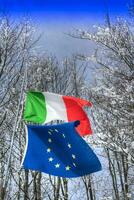 Italiaans en Europese vlaggen foto
