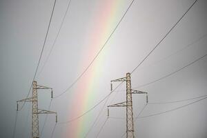 hoog spanning en regenboog pylonen foto