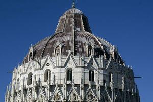 de doopkapel in piazza dei wonderbaarlijk in Pisa foto