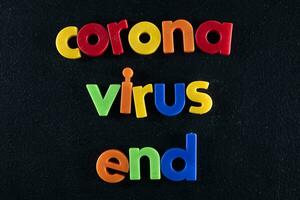 gekleurde geschreven fotografisch vertegenwoordiging van de coronavirus foto