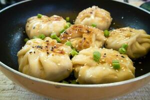 spelt meel ravioli gevuld met groenten en tofu foto