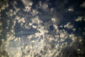 de meetkundig samenstelling van de klein wolken foto