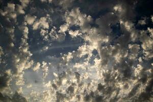 de meetkundig samenstelling van de klein wolken foto