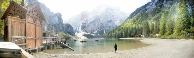 panoramisch visie van de magisch meer di braies dolomieten Italië foto