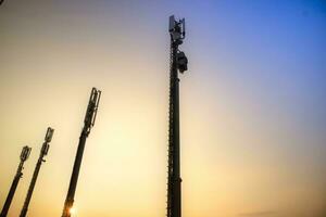 antenne voor mobiel telefonie gezien tegen de licht foto