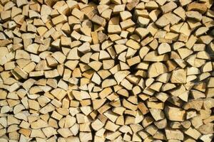 reserveren voor de winter stack van brandhout foto