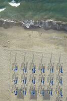 de uitgerust strand van viareggio gezien van bovenstaand foto