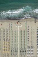 de uitgerust strand van viareggio gezien van bovenstaand foto