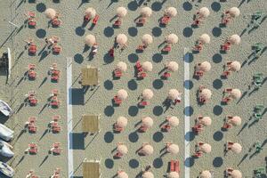 de uitgerust strand van lido di kameraadschap gezien van bovenstaand foto