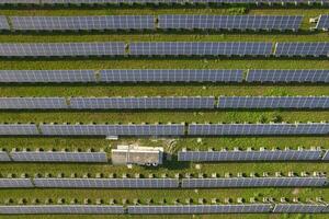 antenne fotograaf van een veld- van zonne- panelen foto