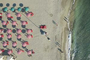 de uitgerust strand van lido di kameraadschap gezien van bovenstaand foto