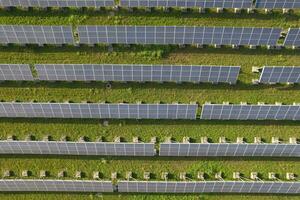 antenne fotograaf van een veld- van zonne- panelen foto