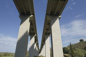 snelwegen Aan versterkt beton pylonen foto