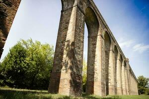 oude aquaduct in de provincie van lucca Italië foto