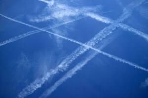 de trails in de lucht dat vertrekken de vliegtuigen in vlucht foto