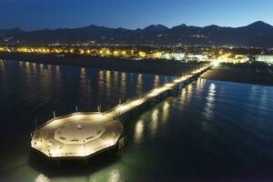 nacht antenne visie van de pier van jachthaven di pietrasanta Toscane Italië foto