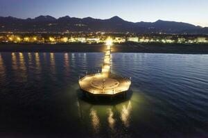 nacht antenne visie van de pier van jachthaven di pietrasanta Toscane Italië foto