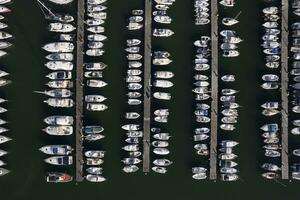 antenne visie van boten afgemeerd in de toerist haven van viareggio Italië foto