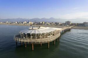 dag antenne visie van de pier in lido di kameraadschap Toscane Italië foto