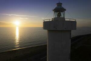 antenne visie van de vuurtoren van viareggio Toscane genomen Bij zonsondergang foto