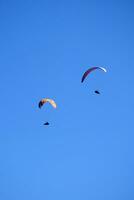 foto schieten van de vlucht van een paragliden groep