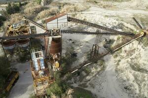 antenne visie van een oud verlaten cement fabriek foto