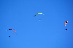 foto schieten van de vlucht van een paragliden groep