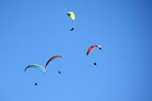 foto schieten van de vlucht van een paragliden groep