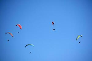 foto schieten van de vlucht van een paragliden groep