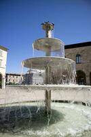openbaar fontein in de plein van colle val d'elsa Toscane Italië foto