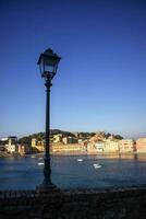 zonsopkomst visie van de baai van stilte in sestri levante Italië foto
