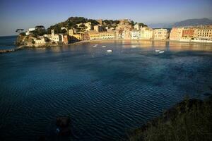 zonsopkomst visie van de baai van stilte in sestri levante Italië foto
